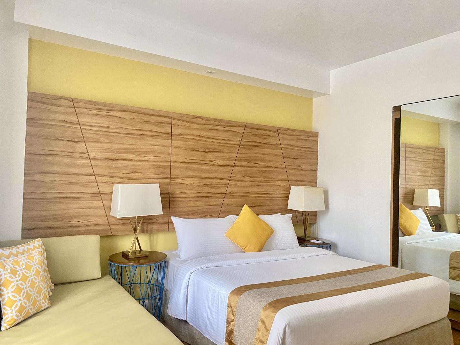 Deluxe-rum - 1 queensize-säng | Minibar, värdeförvaringsskåp på rummet och skrivbord