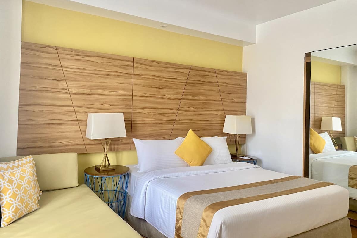 Deluxe-rum - 1 queensize-säng | Minibar, värdeförvaringsskåp på rummet och skrivbord