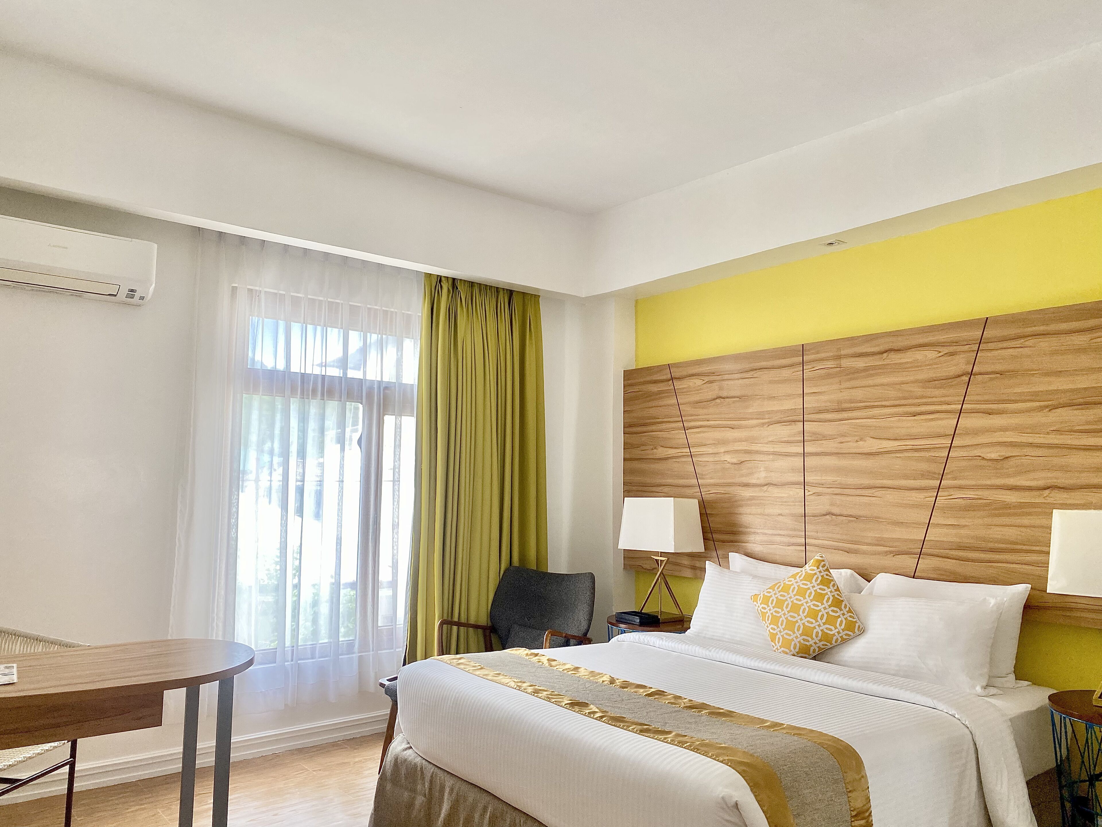 Superior-rum - 1 queensize-säng | Minibar, värdeförvaringsskåp på rummet och skrivbord