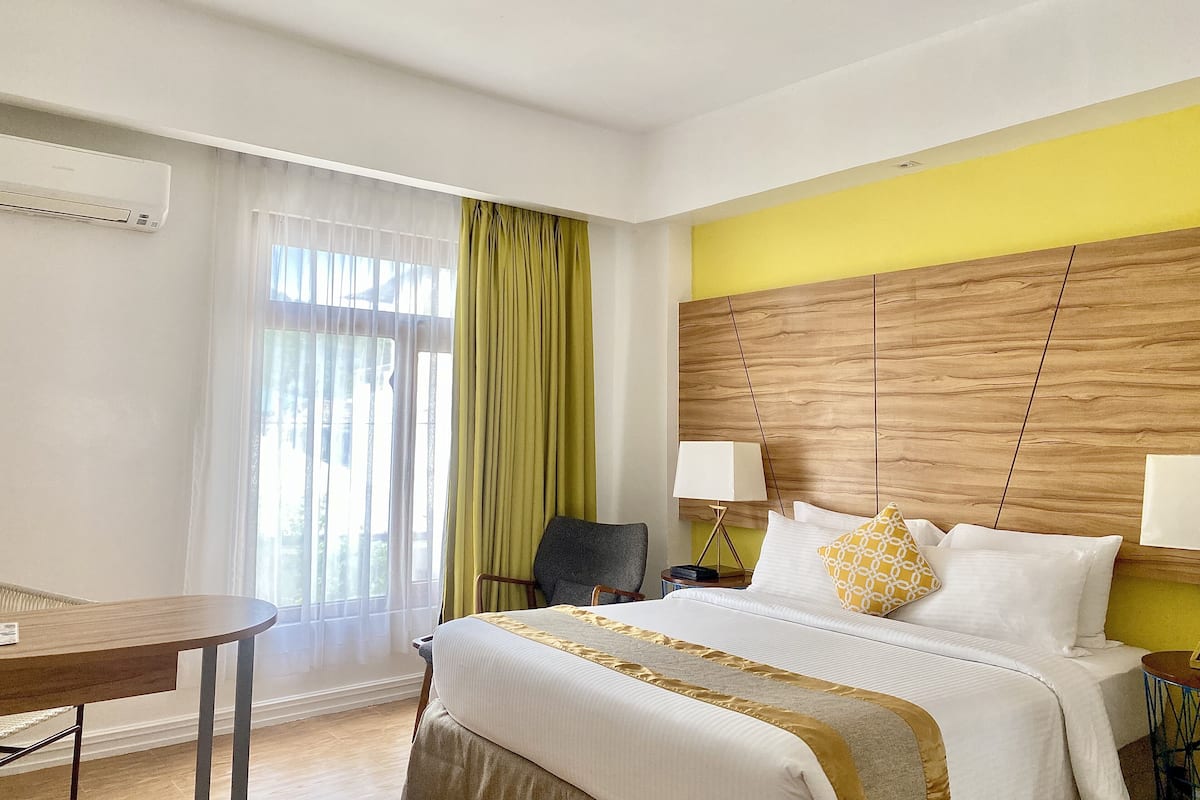 Superior-rum - 1 queensize-säng | Minibar, värdeförvaringsskåp på rummet och skrivbord