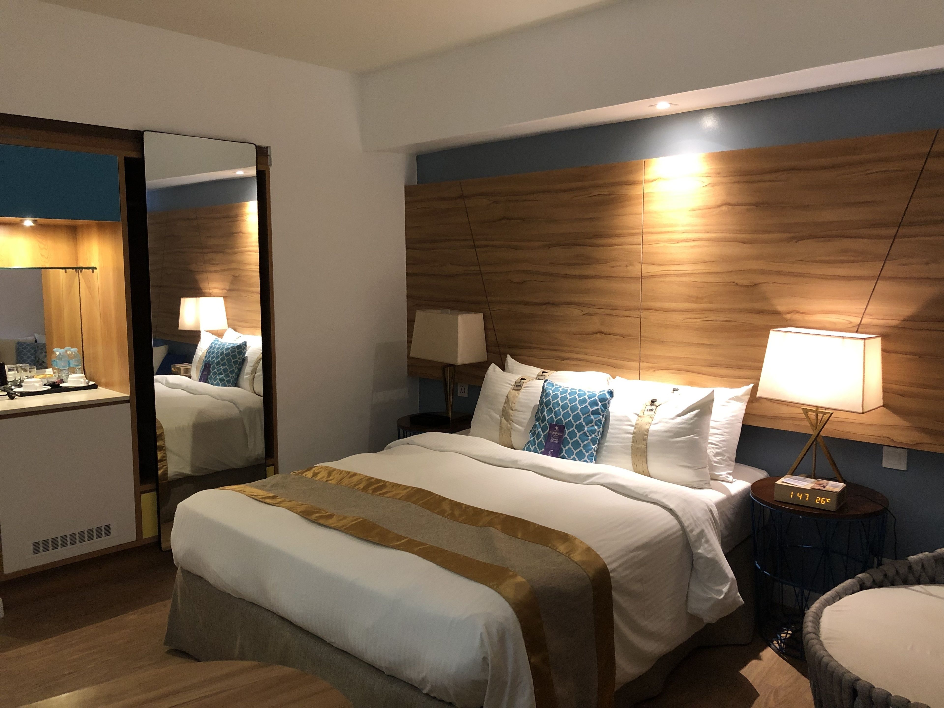 deluxe queen | minibar, in-room safe, desk, laptop workspace