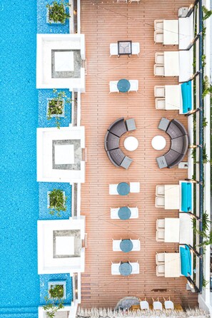 Utomhuspool med öppettider 08.00 till 21.00, och solstolar