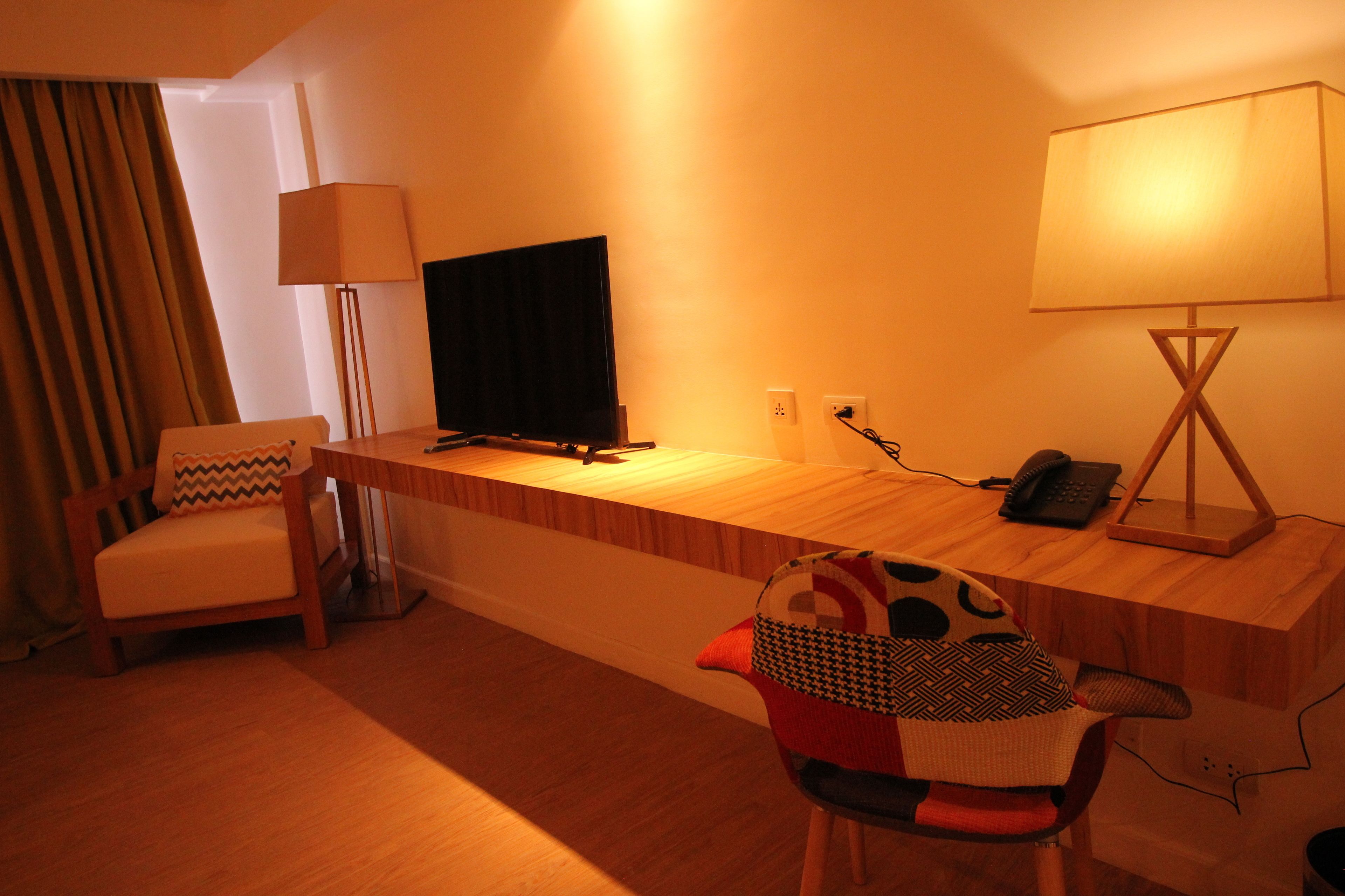 deluxe twin room | minibar, in-room safe, desk, laptop workspace