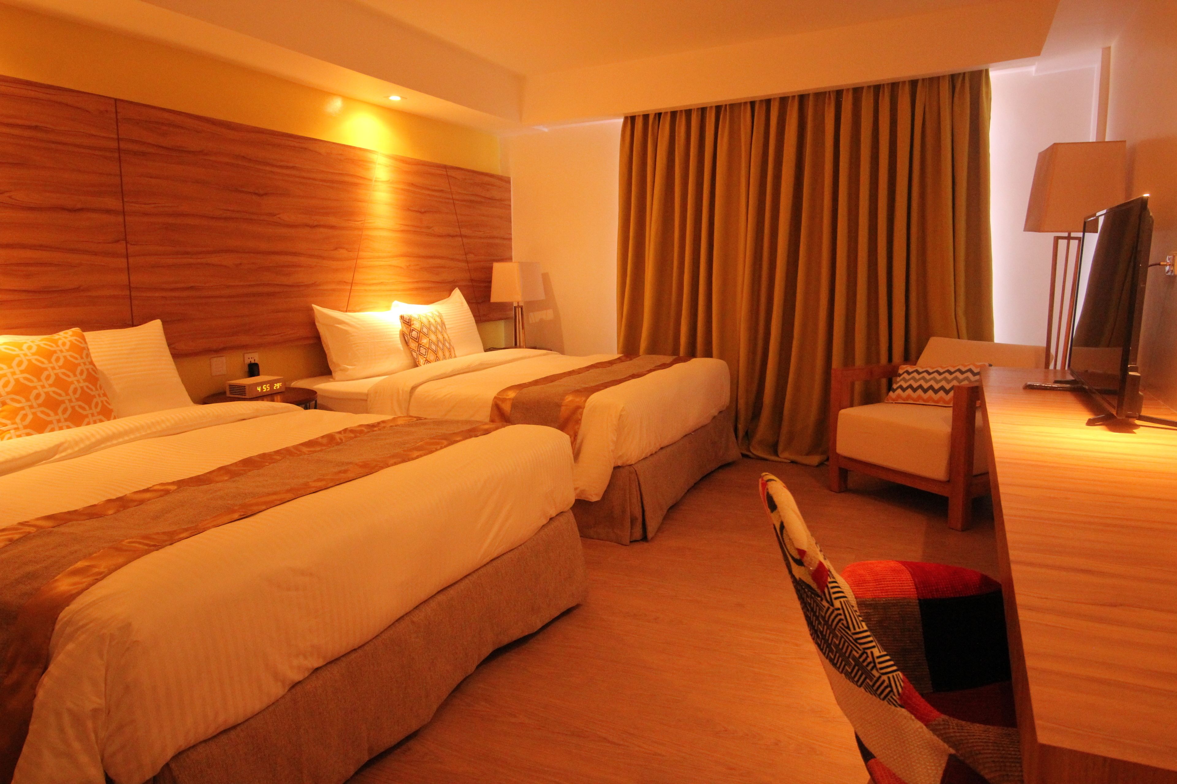 deluxe twin room | minibar, in-room safe, desk, laptop workspace