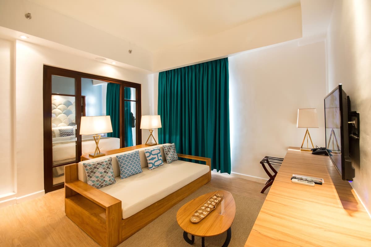Suite, op de hoek | Een minibar, een kluis op de kamer, een bureau, een laptopwerkplek