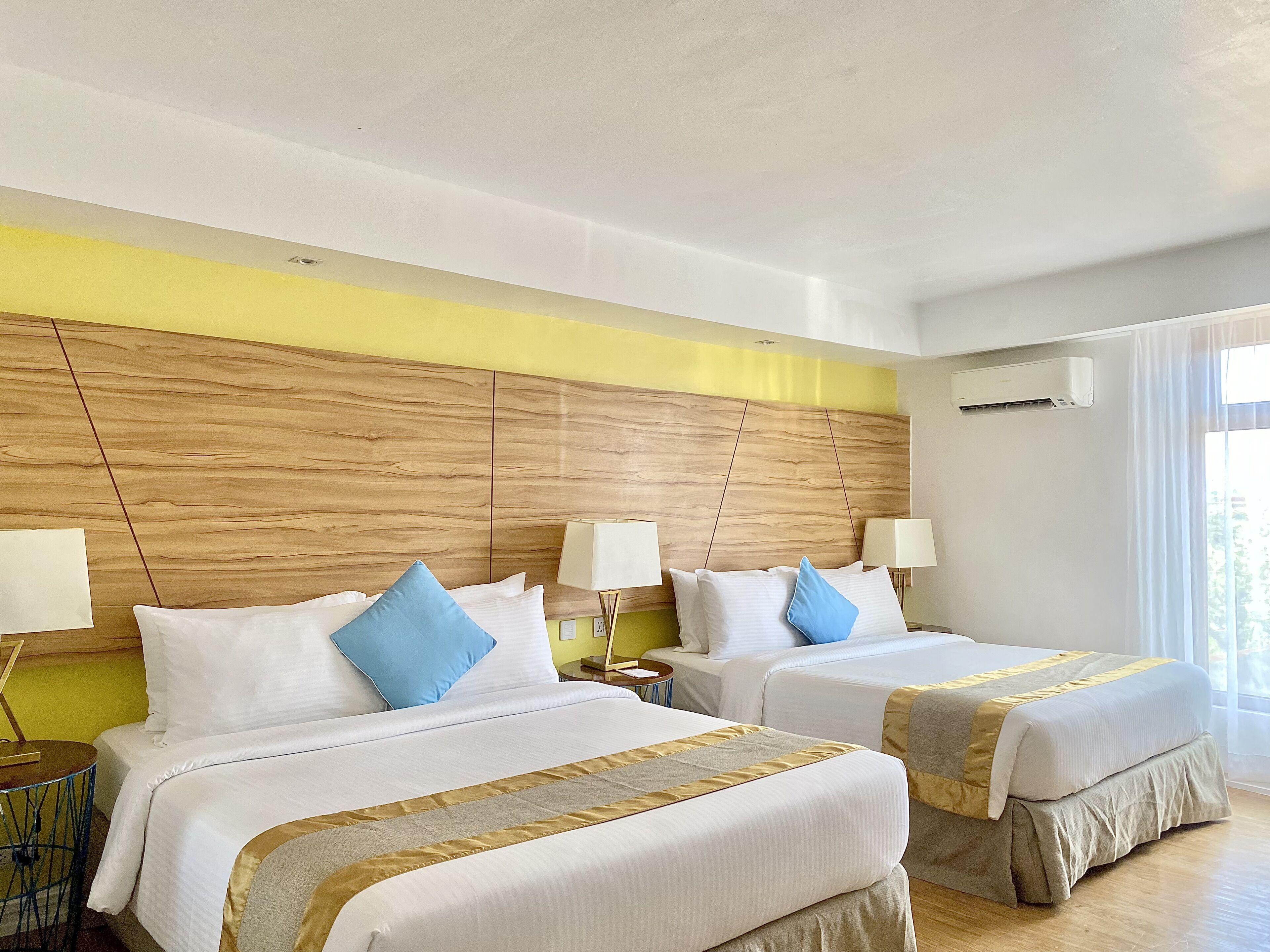 Tvåbäddsrum Deluxe | Minibar, värdeförvaringsskåp på rummet och skrivbord