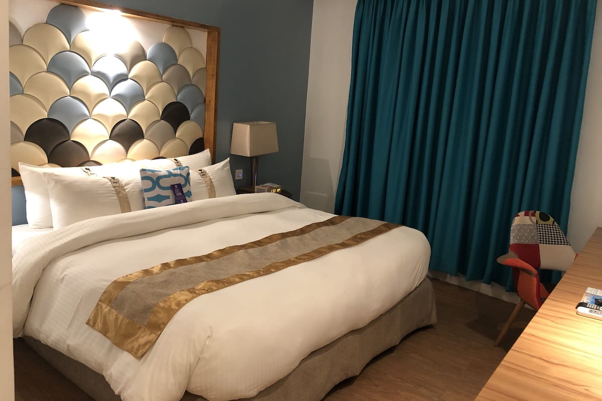 Deluxe kamer, 1 kingsize bed | Een minibar, een kluis op de kamer, een bureau, een laptopwerkplek