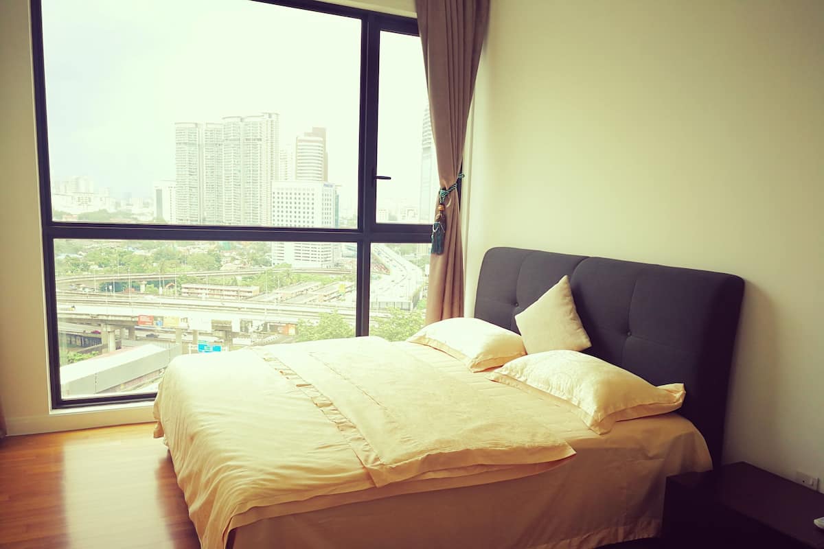 Deluxe Room, 1 King Bed, Private Bathroom | Iron/ironing board, free WiFi