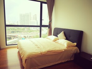 Deluxe Room, 1 King Bed, Private Bathroom | Iron/ironing board, free WiFi - Bochang Homestay (Kuala Lumpur)