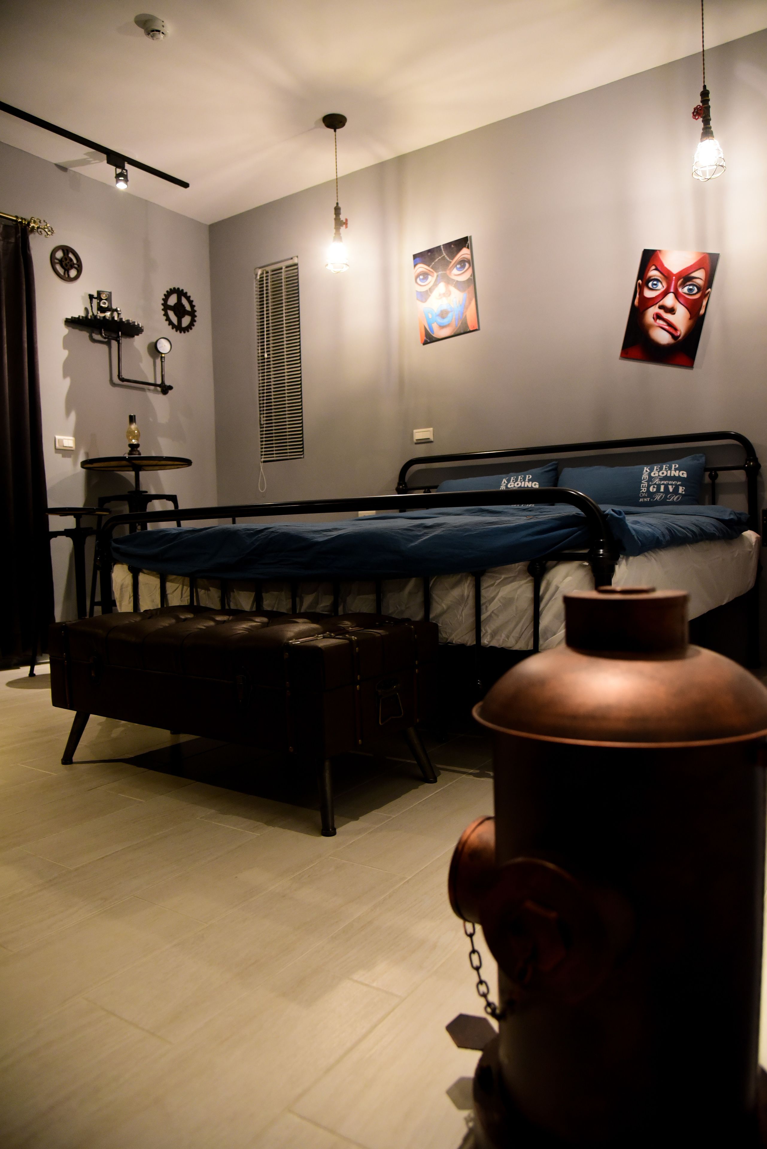 Una habitación con literas, una mesita pequeña, una silla y un jarrón decorativo.
