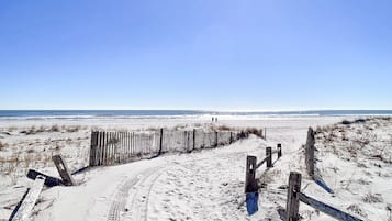 Plage à proximité, chaises longues, serviettes de plage
