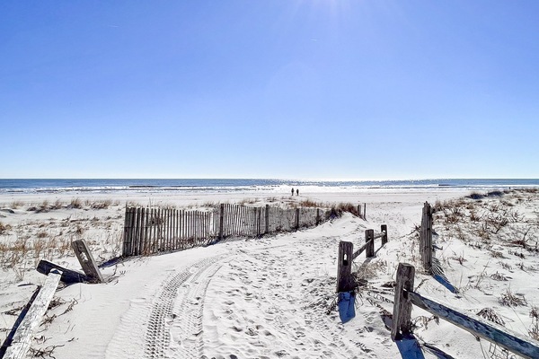 Beach nearby, sun loungers, beach towels