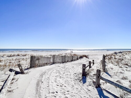 1 BLOCK TO THE BEACH, RESTAURANTS & NIGHTLIFE