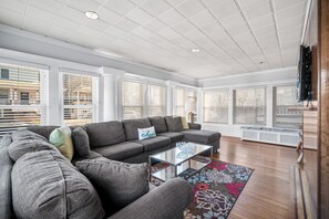 Fernseher, Kamin, Bücher