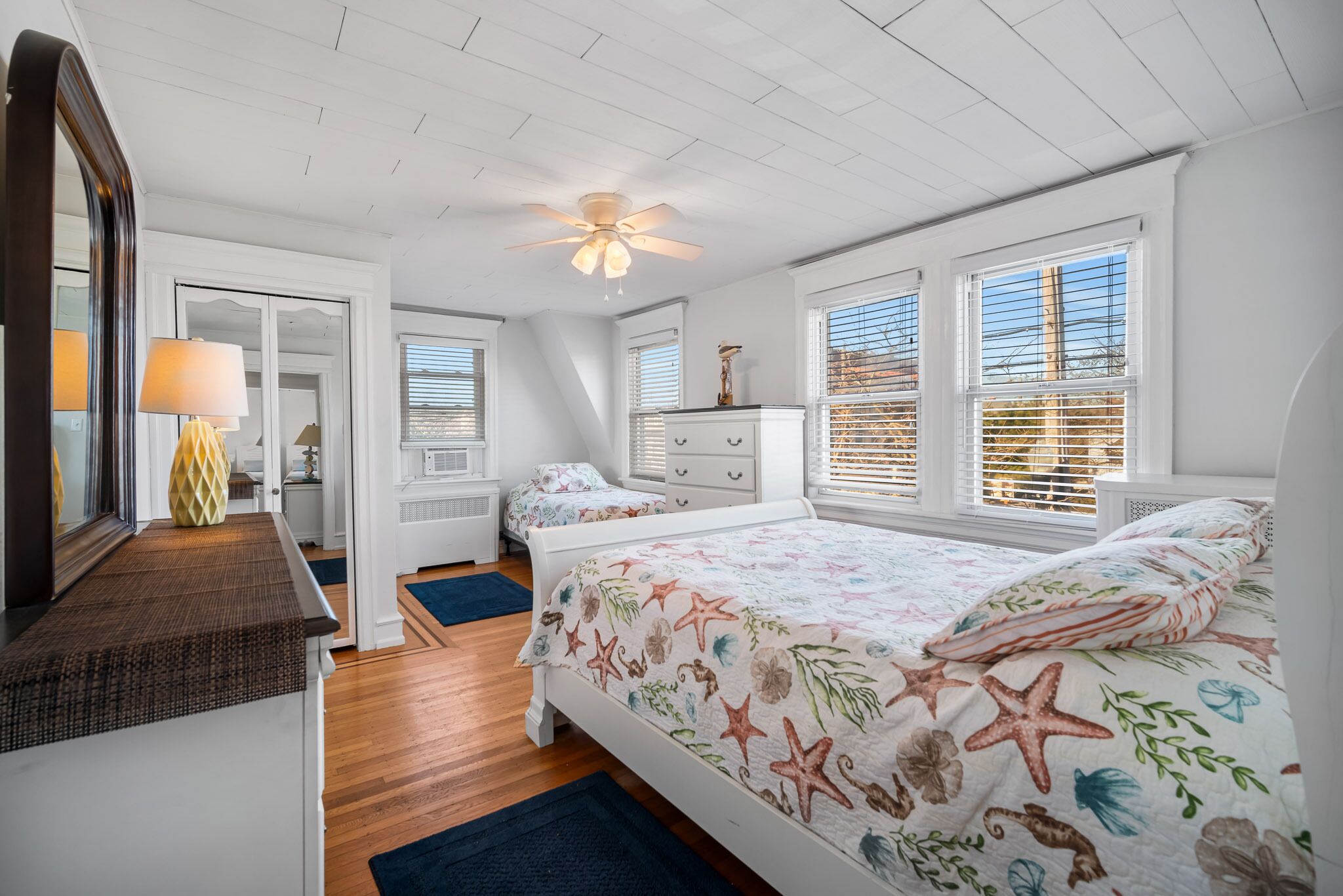 6 chambres, bureau, fer et planche à repasser, lit parapluie