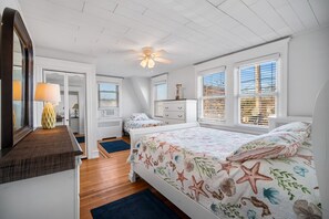 6 Schlafzimmer, Schreibtisch, Bügeleisen/Bügelbrett, Reisekinderbett