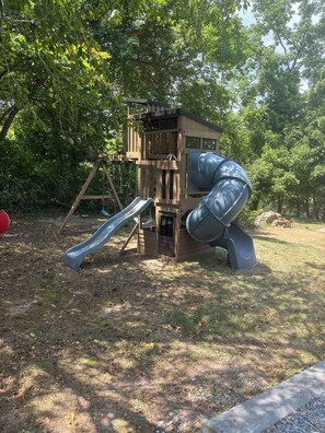 Children’s area - Gorgeous & Updated Riverfront home Sandy beach by River Fire Pit Hot Tub Fishing Kayaks (McGaheysville)