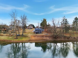 Exterior - Gorgeous & Updated Riverfront home Sandy beach by River Fire Pit Hot Tub Fishing Kayaks (McGaheysville)