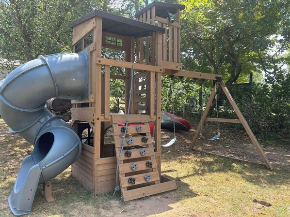 Children’s area - Gorgeous & Updated Riverfront home Sandy beach by River Fire Pit Hot Tub Fishing Kayaks (McGaheysville)