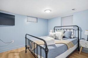5 bedrooms, iron/ironing board, WiFi, bed sheets