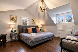 5 bedrooms, iron/ironing board, WiFi, bed sheets