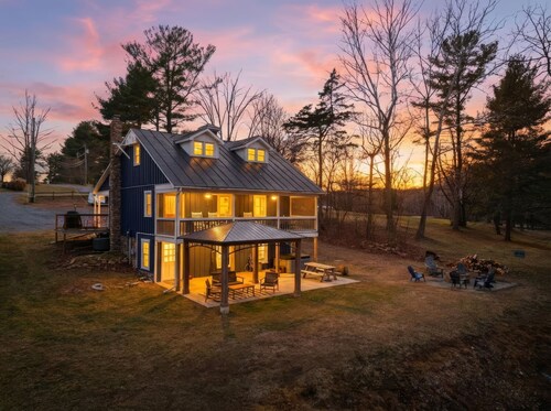 Gorgeous & Updated Riverfront home Sandy beach by River Fire Pit Hot Tub Fishing Kayaks