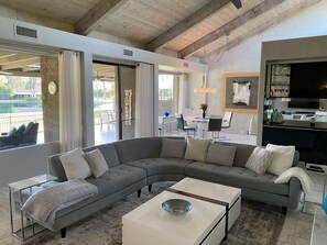 Een televisie en een open haard