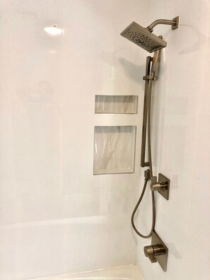 Duschwanne, Whirlpool, Haartrockner, Handtücher