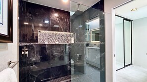 Combined shower/bathtub, jetted bath, hair dryer, towels