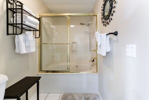 Combined shower/tub, jetted tub, hair dryer, towels