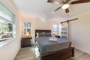 4 habitaciones, tabla de planchar con plancha, wifi y ropa de cama 