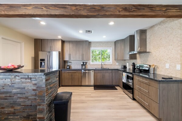 Refrigerador, microondas, horno y parrilla de estufa 