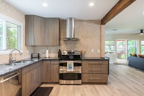 Jääkaappi, mikroaaltouuni, uuni, liesi