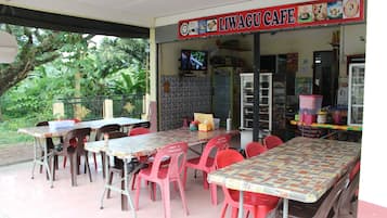 Lunch and dinner served, seafood