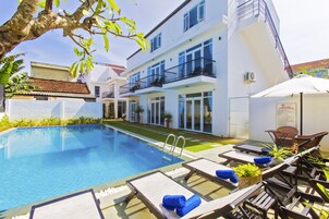 Piscina externa, funciona das 6h às 22h30, guarda-sóis, espreguiçadeiras