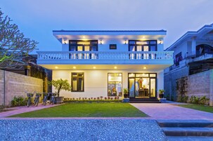Fachada da propriedade à noite