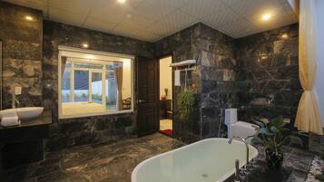 Junior kamer, 1 twee- of 2 eenpersoonsbedden | Badkamer | Gratis toiletartikelen, een haardroger, badjassen, pantoffels