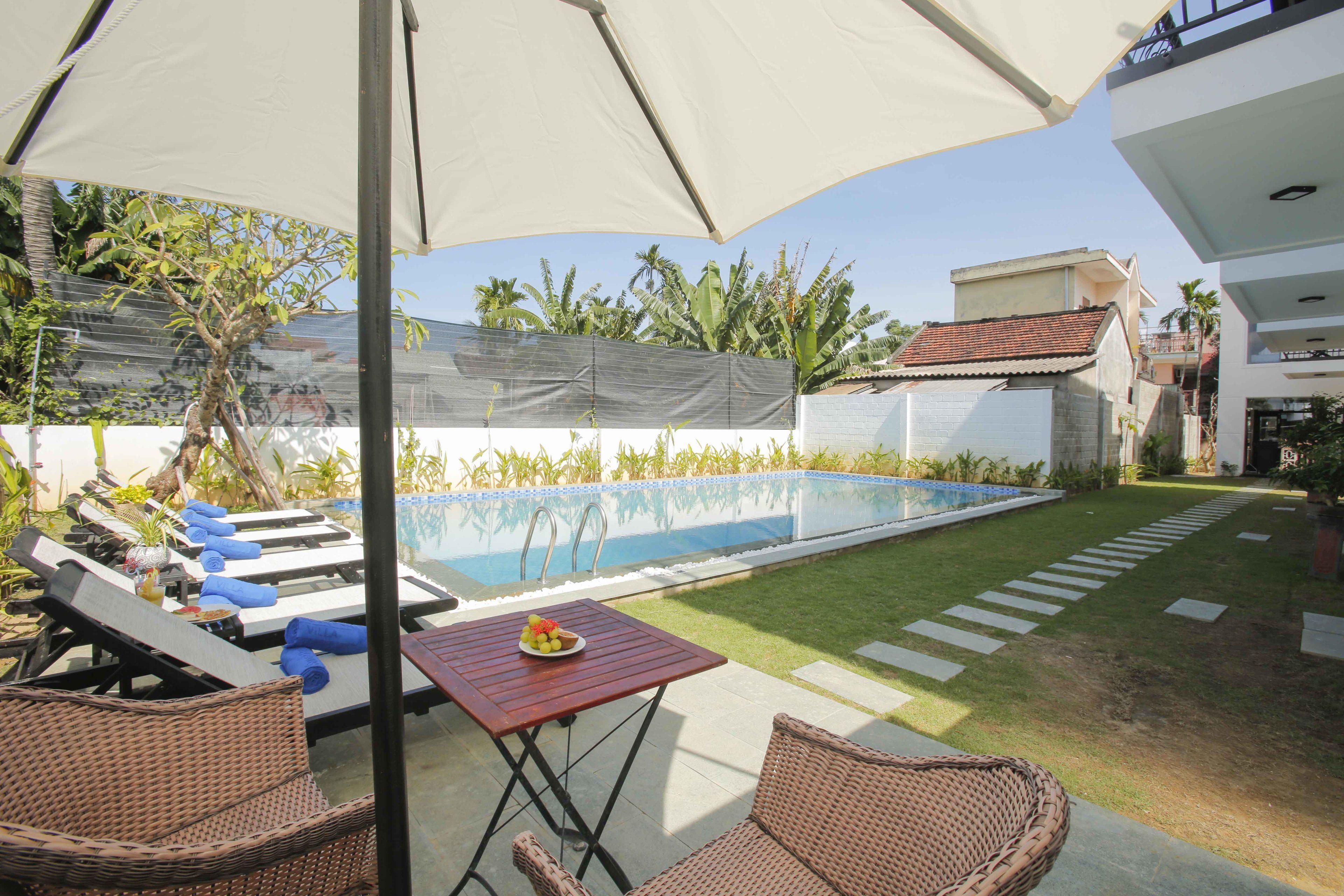 outdoor pool, open 6 am to 10:30 pm, pool umbrellas, pool loungers