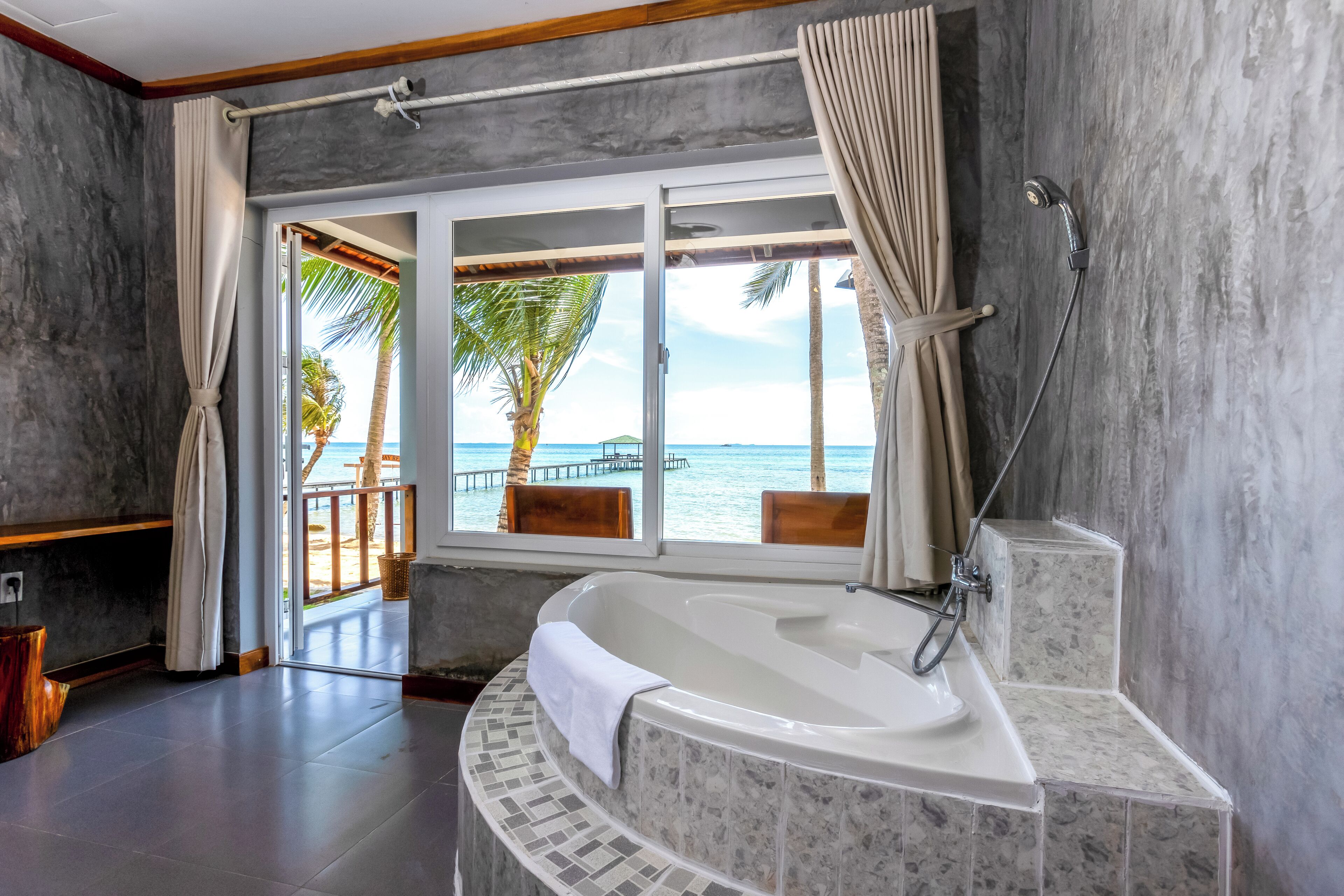bungalow beachfront | jetted bathtub