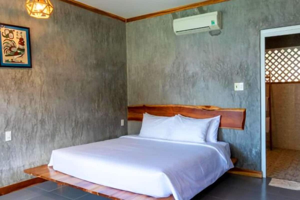 Hypo-allergenic bedding, down duvets, in-room safe, desk