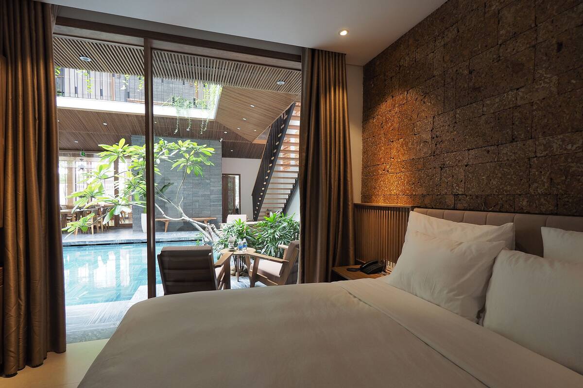 Quarto luxo, ao lado da piscina | Frigobar, escrivaninha, cortinas blackout, quartos à prova de som