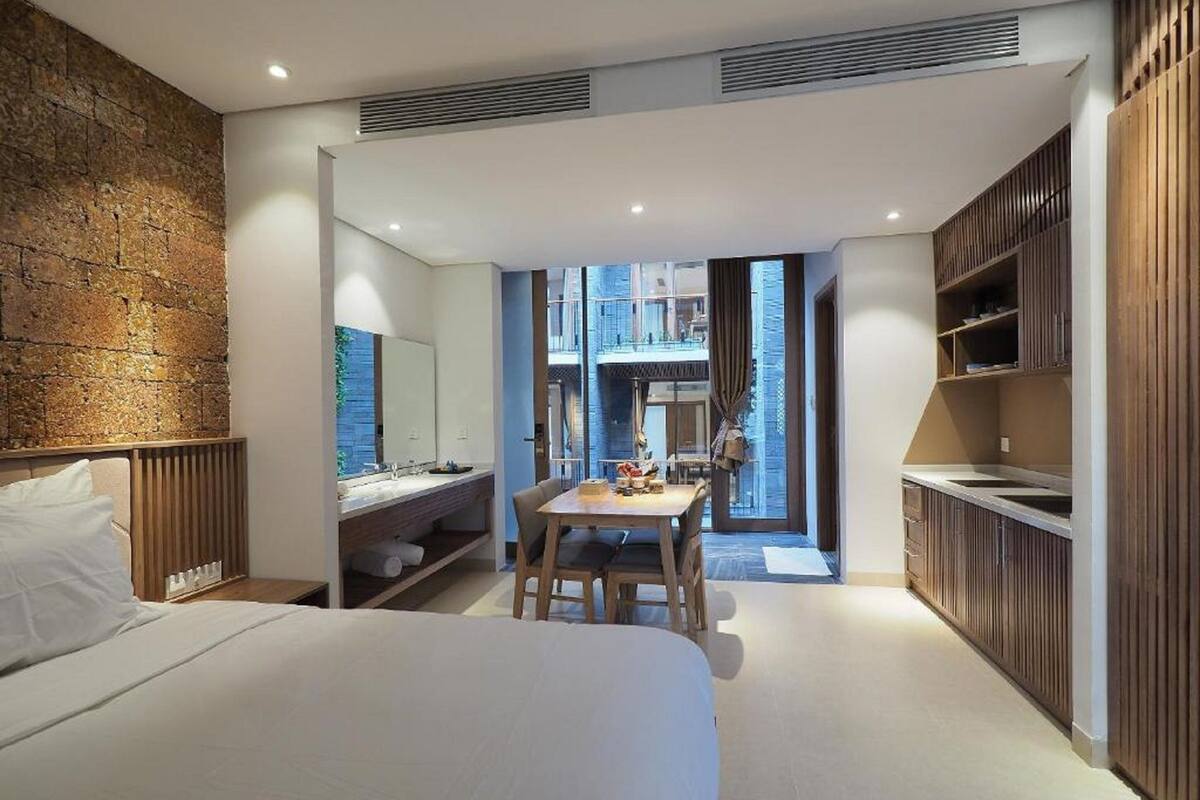 Estúdio, sacada, vista para a piscina | Frigobar, escrivaninha, cortinas blackout, quartos à prova de som