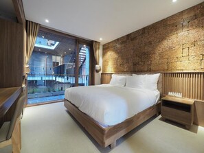 Minibar, bàn, màn/rèm cản sáng, phòng cách âm 