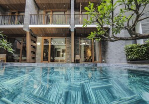 Kolam renang outdoor, dengan kursi berjemur