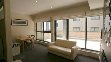 Apartemen, 2 kamar tidur | Area keluarga | TV layar datar