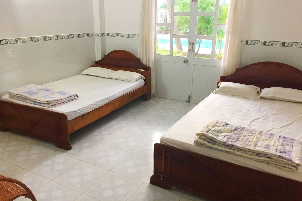 Hypo-allergenic bedding, in-room safe, free WiFi
