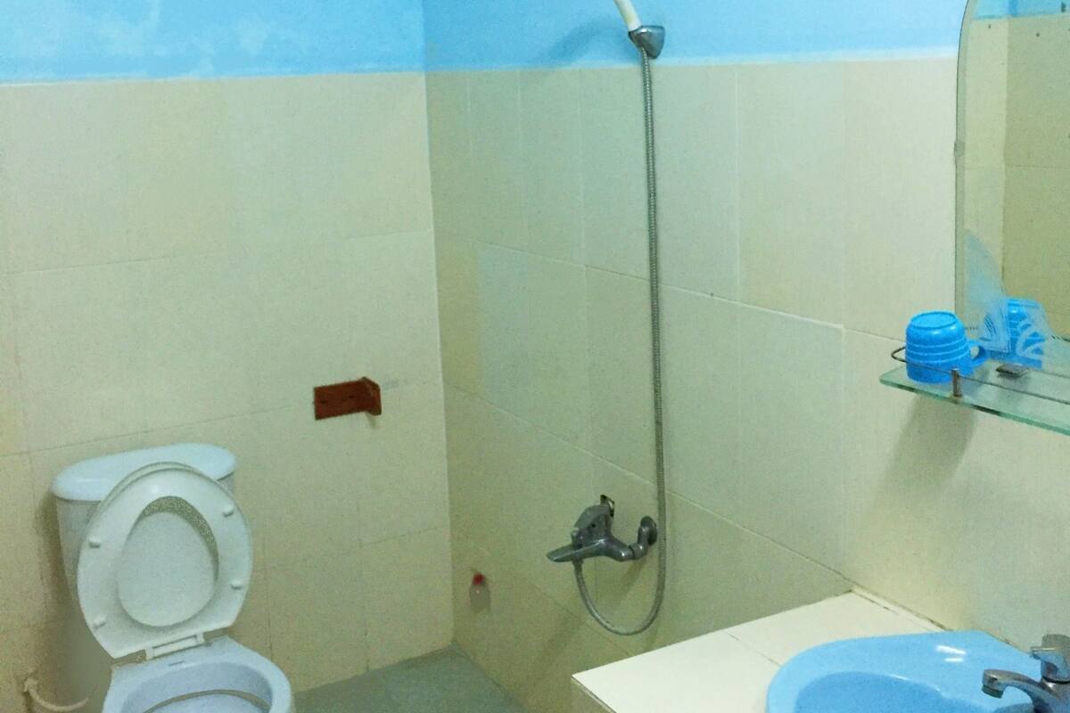 Shower, free toiletries, towels