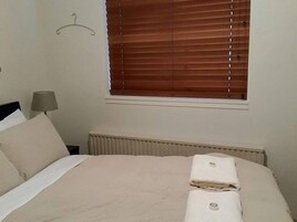 2 habitaciones, tabla de planchar con plancha, cunas y ropa de cama 