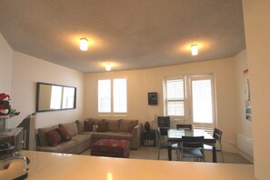 Flat-screen TV, DVD player - Beehive 18 (Mount Buller)