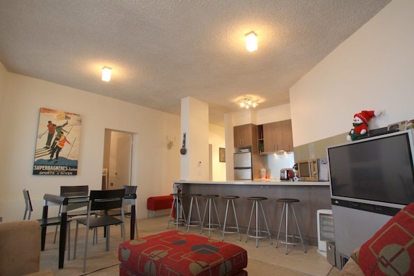 Appartement, 2 chambres | Aire de séjour | Téléviseur à écran plat, lecteur de DVD